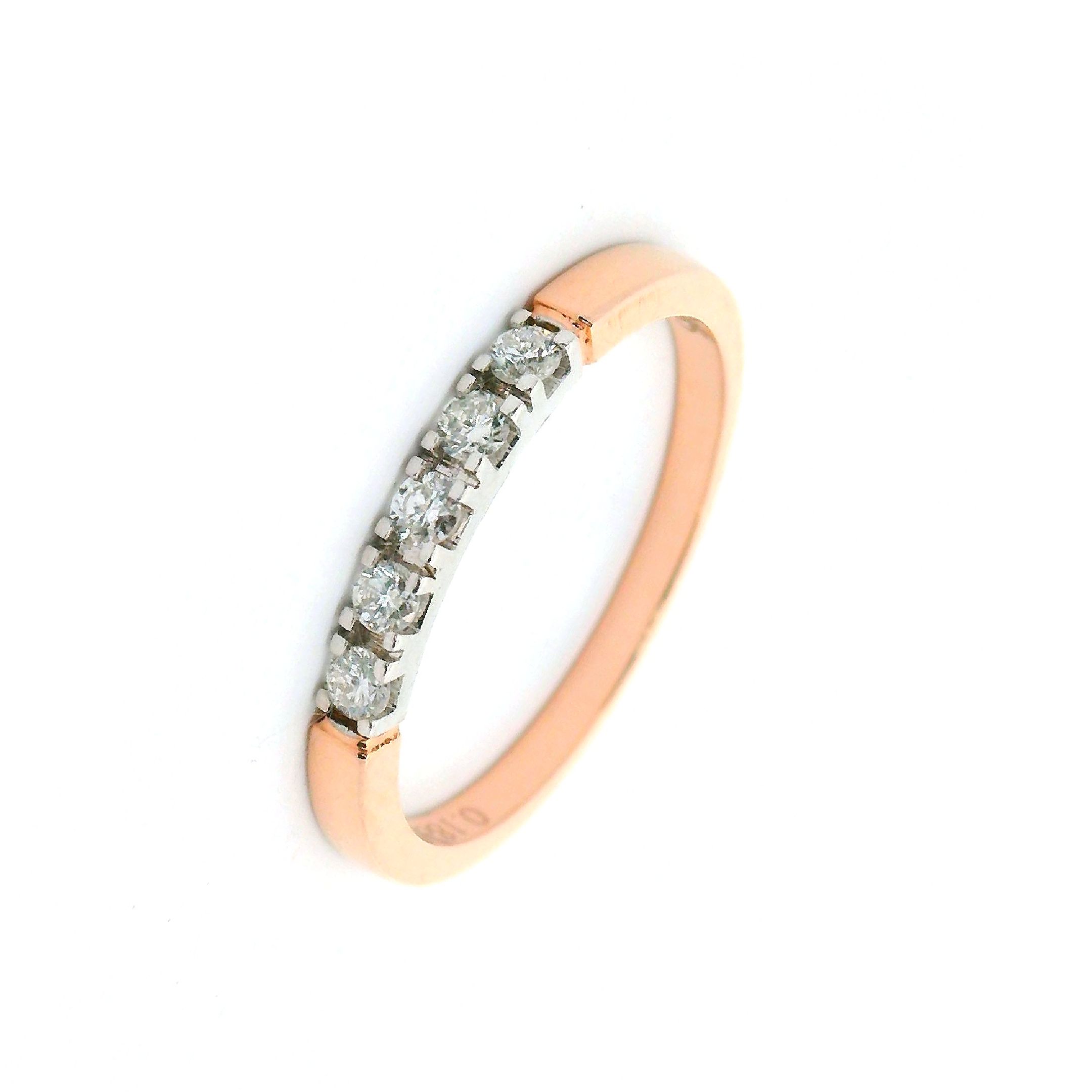 Deze ring van Louis Bros is vervaardigd uit 14 karaat roségoud met wit rhodium (2.22 gr) en is gezet met 5 briljant geslepen diamanten met een totaalgewicht van 0.18 crt. Een roségouden ring straalt een warme en romantische uitstraling uit, terwijl de witte zetting een prachtig contrast creëert. Deze combinatie van kleuren en materialen zorgt voor een elegante en tijdloze uitstraling. Het is een perfecte keuze voor iemand die houdt van stijlvolle en verfijnde sieraden. Of het nu voor een speciale gelegenheid is of gewoon als een dagelijkse blikvanger, deze roségouden ring met witte zetting zal zeker de aandacht trekken en een blijvende indruk achterlaten.

Verkrijgbaar vanaf 0.10crt .
Leverbare goudkleuren: 14/18kts geelgoud, 14/18kts witgoud, 14/18kts roségoud en alle bicolor combinaties.